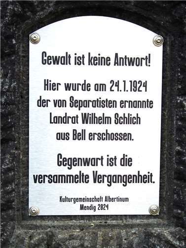 Die Innenschrifttafel es Basaltlava-Kreuzes.