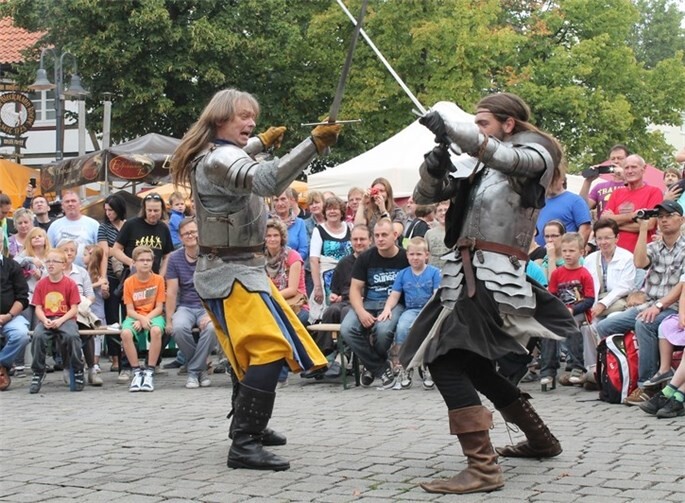 Die Innenstadt Kamens wird zum Schauplatz von Schwertkämpfen, Bardenmusik und tollkühnen Artisten. Stadt Unkel