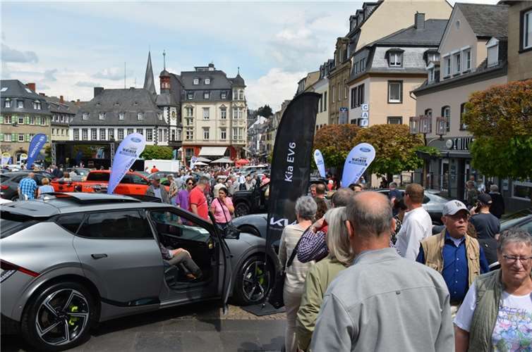 Die Innenstadt in Mayen ist proppenvoll. Foto: ROB