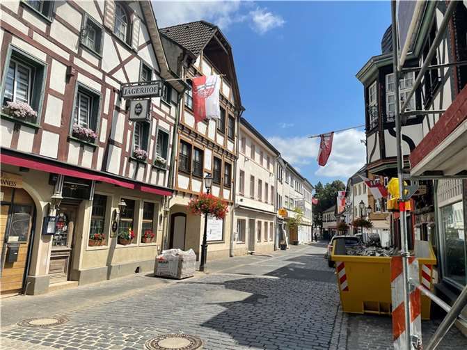 Die Innenstadt von Ahrweiler ein Jahr nach der Flut.  Foto: ROB