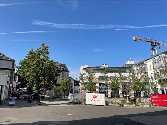 Die Innenstadt von Bad Neuenahr, fast zwei Jahre nach der Flut.  Foto: ROB