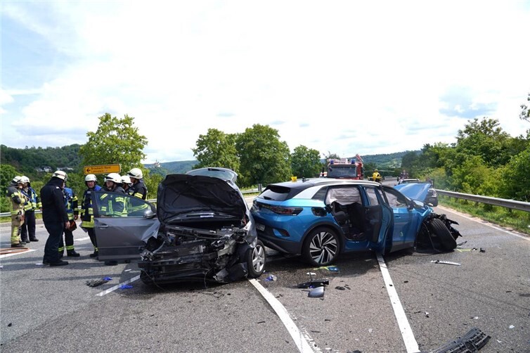 Die Insassen der Autos wurden bei dem Unfall schwer verletzt.