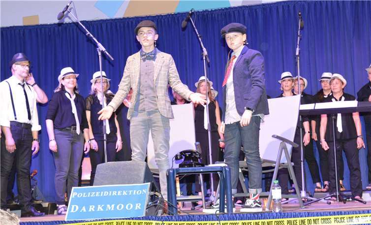 Die Inspektoren Blake und Waters waren als Chefermittler bei dem „Verbrechen“ um die verschwundene Solistin Marie eingesetzt. Sie waren sich allerdings nicht einig, stritten immer wieder, ob es nun eine Entführung oder gar Mord war – am Ende jedoch siegte die Liebe.