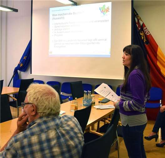 Die Integrationsbeauftragten Dilorom Jacka und Kerstin Schwanbeck-Stephan informieren ausführlich über die Beiratswahl.Foto: Stadt Neuwied