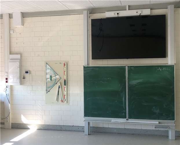 Die Integrierte Gesamtschule Pellenz in Plaidt wurde bereits mit neuen Präsentationsmedien ausgerüstet. In diesem Fall entschied sich die Schule für einen Anzeigenbildschirm, auf dem beispielsweise der iPad-Inhalt von Lehrern oder Schülern direkt angezeigt werden kann. Parallel dazu ist die ursprüngliche Tafelfläche weiterhin nutzbar.  Foto: Kreisverwaltung/Tüting