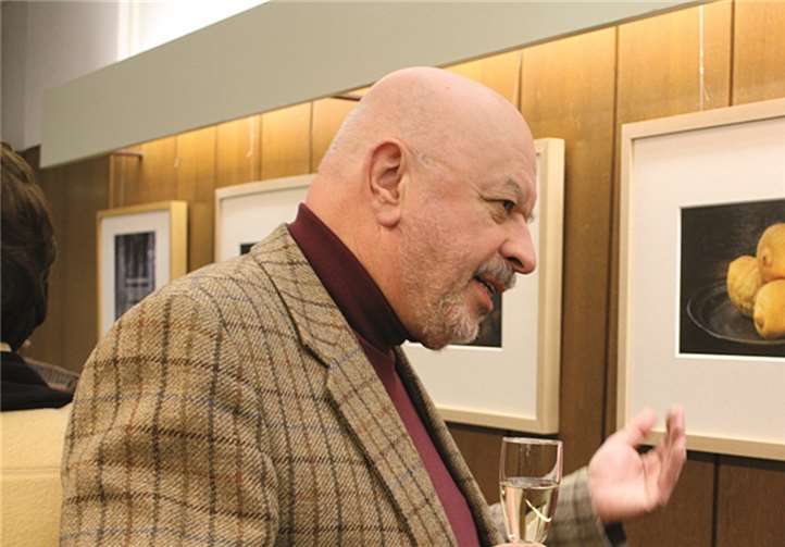 Die Intensität der Fotos regen die Gespräche der interessierten Gäste an.