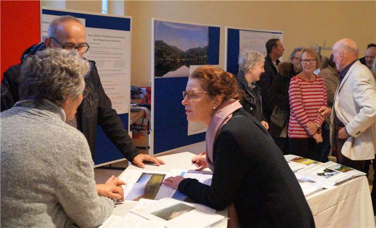 Die Interessengemeinschaft Flaumbachtal-Beurenkern sammelte Unterschriften und informierte auf Stellwänden und Plakaten, warum sie gegen das Windpark-Projekt ist. Fotos: TT