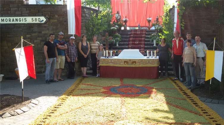 Die Interessengemeinschaft errichtete auch in diesem Jahr einen bunt geschmückten Altar zu Fronleichnam. privat