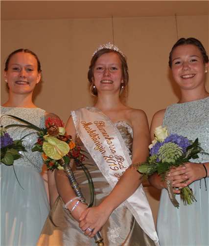 Die Inthronisierung ist vollzogen Kimberly Clos (Page), Marktkönigin Svenja Clos, Michelle Müller (Page).