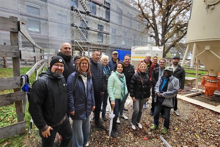 Die Investoren Maren Hassel-Kirsche und Kornelius Kirsche erläuterten den Mitgliedern der Fraktionen von CDU, Bündnis90/die Grünen, BSW, FWG und FDP den Baufortschritt des „Kastanienhof-Projektes“.