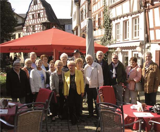 Die Irlicher „Geburtstagskinder“ vor der malerischen Kulisse des Bischofsplatzes.privat