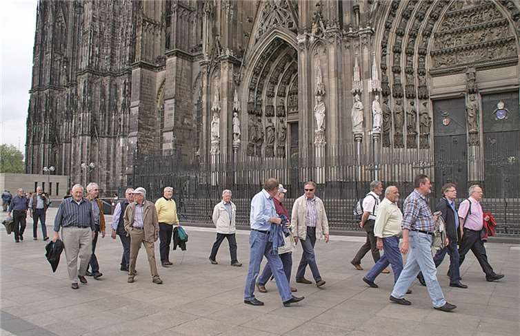 Die Irlicher Sänger beim Rundgang auf dem Dom-Vorplatz. privat