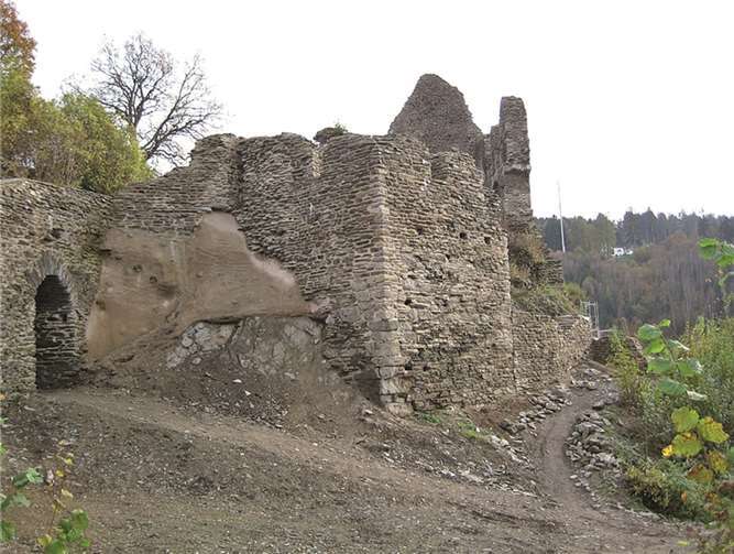 Die Isenburg, Wahrzeichen des gleichnamigen Ortes, gilt als die zweitälteste Burg im Kreis.privat