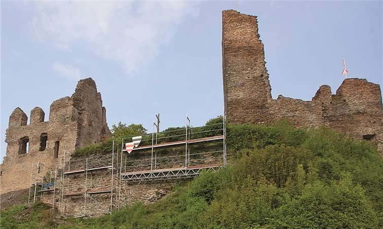 Die Isenburg wird schon seit Jahren liebevoll restauriert. Sie ist eine der Sehenswürdigkeiten an der Strecke.