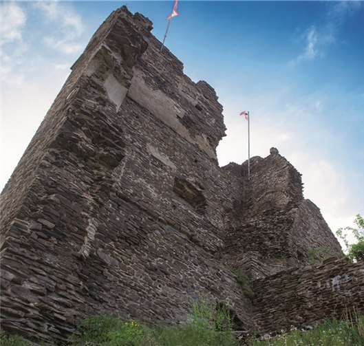 Die Isenburg wird seit Jahren von ehrenamtlichen Helfern restauriert.