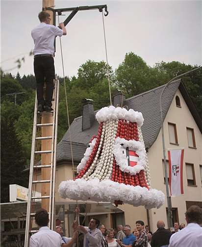 Die Isenburger Kirmes startete mit dem Aufhängen der Eierkrone.