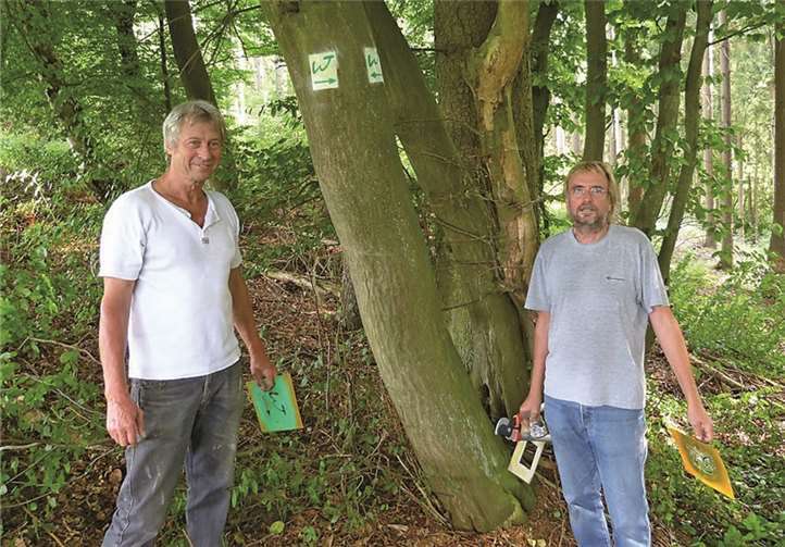 Die Iserbachschleife wird zurzeit von VG-Wegemanager Wilfried Dietz (r.) und Wegewart Reiner Eisenhard markiert. privat