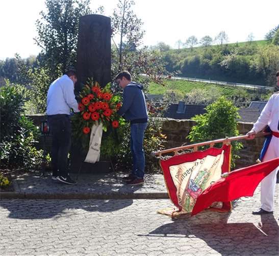 Die JGV-Mitglieder legten am Ehrenmal einen Kranz nieder.