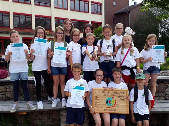 Die JRK Gruppe mit den Gruppenleiterinnen Marit Künster und Alina Fischer. privat