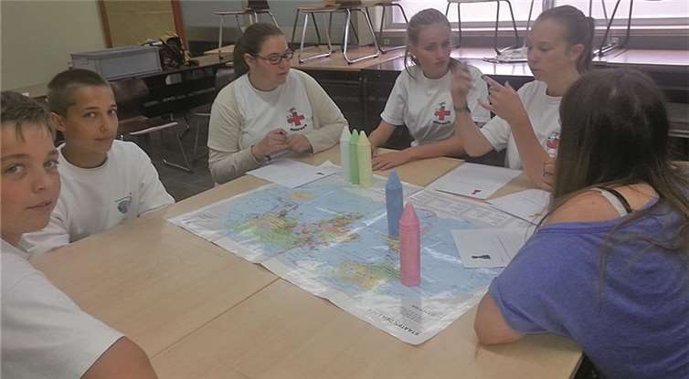 Die JRK’ler bei einer Gruppenarbeit zum Thema Klimahelfer.privat