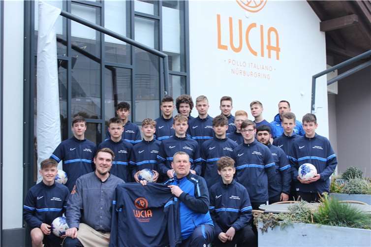 Die JSG Adenau erhielt neue Trainigsjacken. Foto: privat