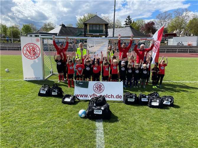 Die JSG-Bambinis Maifeld-Polch freuen sich über ihre neuen Sporttaschen.  Foto: Greif