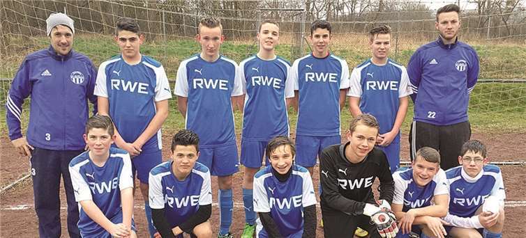 Die JSG Bengen II mit ihren neuen Trainern. privat