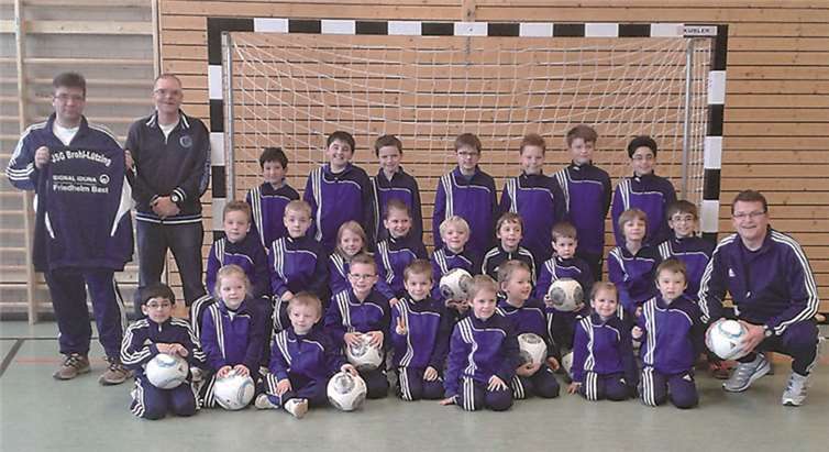 Die JSG Brohl-Lützing/Gönnersdorf mit ihren Trainern. privat