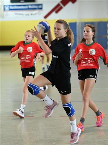 Die JSG-Handballerinnen starteten dynamisch in die Partie. Foto: Anke Bous