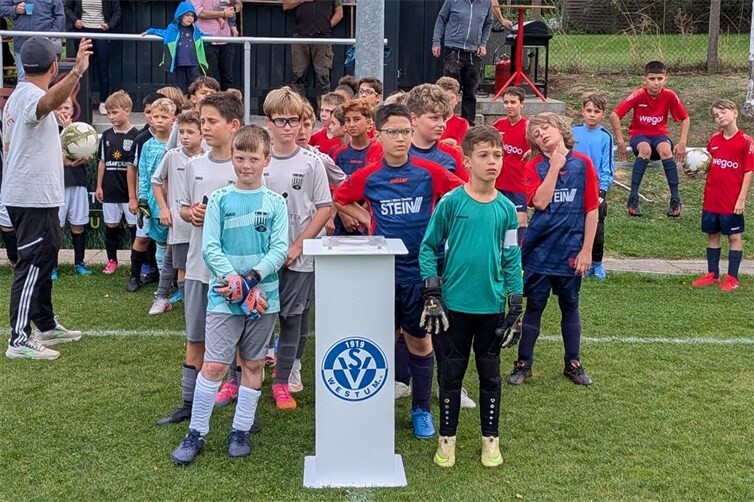 Die JSG Nickenich E1 und die JSG Westum-Löhndorf beim Einlaufen.