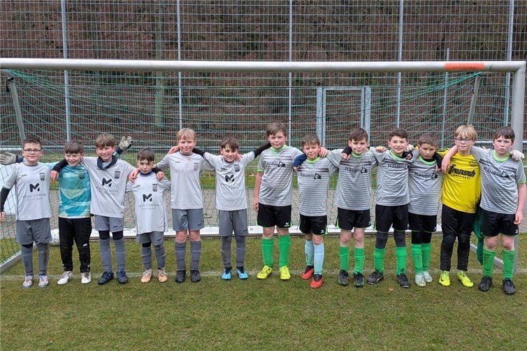 Die JSG Nickenich/Eich/Kell E3 mit den Gästen der TuS Oberwinter nach dem Spiel