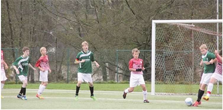 Die JSG bei einer ihrer zahlreichen Torchancen (v. l.): Tim Buchholz, Justus Pölke, Leon Franz. privat