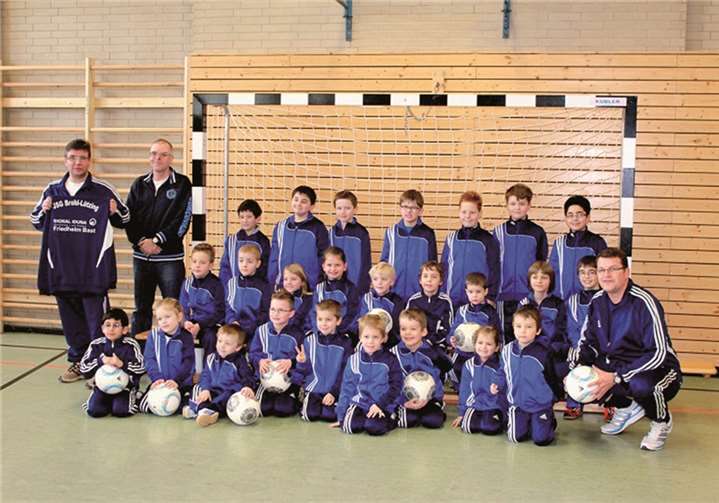 Die JSG des VfL Brohl mit ihren neuen Trainingsanzügen.Privat