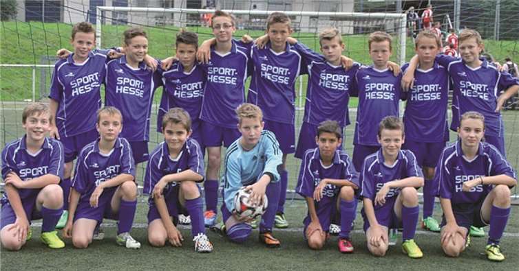 Die JSG vor dem ersten Spiel mit einer Auswahl aus D1 und D2 Spielern zu Beginn der Sommerferien.privat