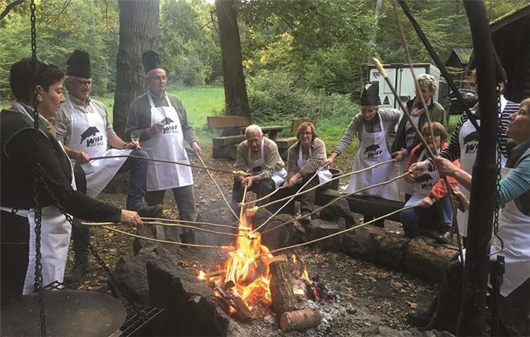 Die Jägerin Petra Doll aus Wehr hatte zur zweiten Auflage des „Wild auf Wild“-Kochkursesder Kreisjägerschaft Ahrweiler eingeladenKreisjägerschft