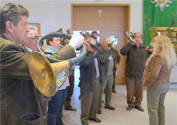 Die Jagdhornbläser begrüßten die Teilnehmer mitHörnerklang. Am Schluss der Jahreshauptversammlungwurde dann die Jahresstrecke verblasen. Fotos: TT