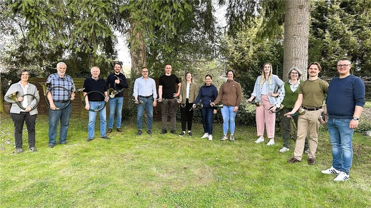 Die Jagdhornbläsergruppe Remagen mit Hornmeisterin Elisabeth Drodt (l.) und Dozent Christian Krier (r.)