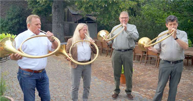 Die Jagdmusikfreunde „Wilde Endert“ bliesen auf ihren Parforcehörnern bekannte Jagdsignale.