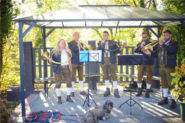 Die Jagdmusikfreunde „Wilde Endert“ bliesen eindrucksvoll auf ihren Parforcehörnern. Fotos: TT