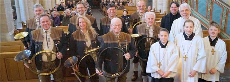 Die Jagdmusikfreunde „Wilde Endert“ gestalteten in der Stiftskirche St. Castor zusammen mit Pastor Hermann-Josef Floeck und Kantor Sven Scheuren eine eindrucksvolle Hubertusmesse.TT