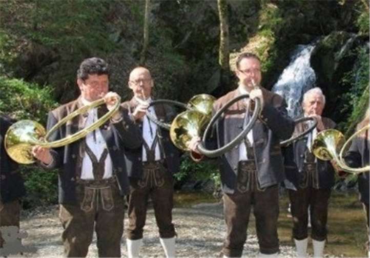 Die Jagdmusikfreunde „Wilde Endert“ lassen in Bad Breisig ihre Hörner erklingen. privat