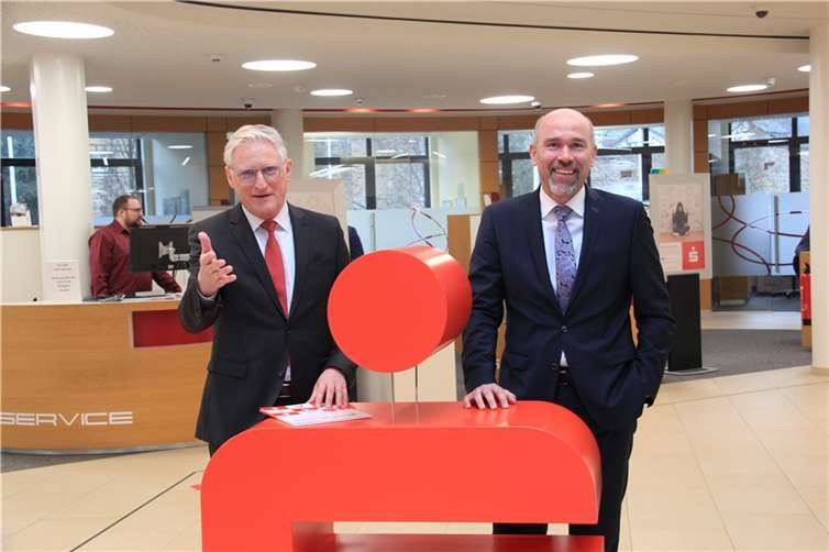 Die Jahresbilanz der Kreissparkasse Ahrweiler für 2023 legten Vorstandsvorsitzender Dieter Zimmermann (links) und Vorstand Guido Mombauer vor.  Foto: GS