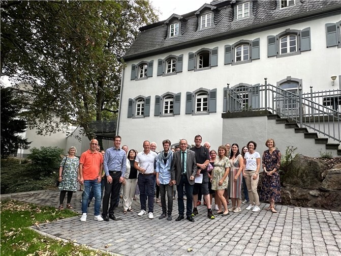 Die Jahreshauptversammlung des Tourismusverbandes Ferienregion Maria Laach fand im Gästehaus im Schlosspark in Saffig statt.  Foto: Stefan Pauly/VG-Verwaltung Mendig