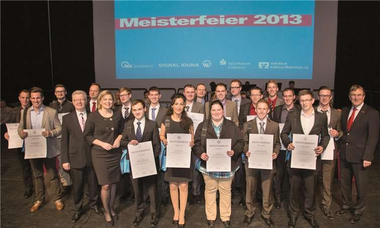 Die Jahrgangsbesten ihres Handwerks erhielten ihre Meisterbriefe auf der Bühne der Rhein-Mosel-Halle, überreicht durch Julia Klöckner, CDU-Fraktionsvorsitzende im rheinland-pfälzischen Landtag (6.v.l.), HwK-Präsident Werner Wittlich (5.v.l.) und Hauptgeschäftsführer Alexander Baden (r.). P!ELmedia