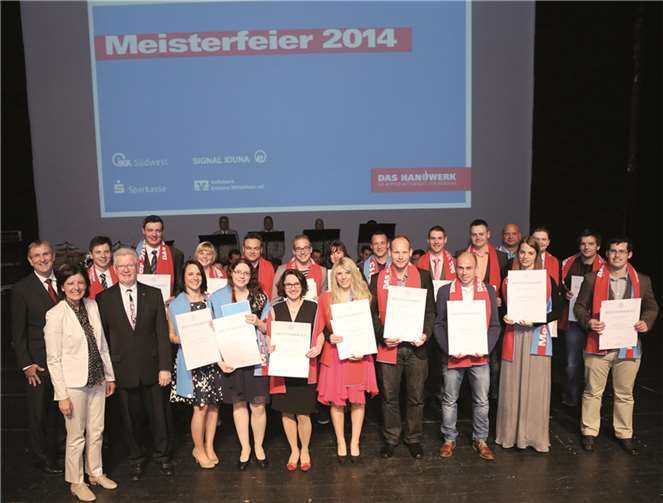 Die Jahrgangsbesten ihres Handwerks unter 632 Absolventen erhielten aus den Händen von Ministerpräsidentin Malu Dreyer, HwK-Präsident Werner Wittlich und HwK-Hauptgeschäftsführer Alexander Baden (links) auf der Bühne der Rhein-Mosel-Halle ihre Meisterbriefe und Präsente.privat