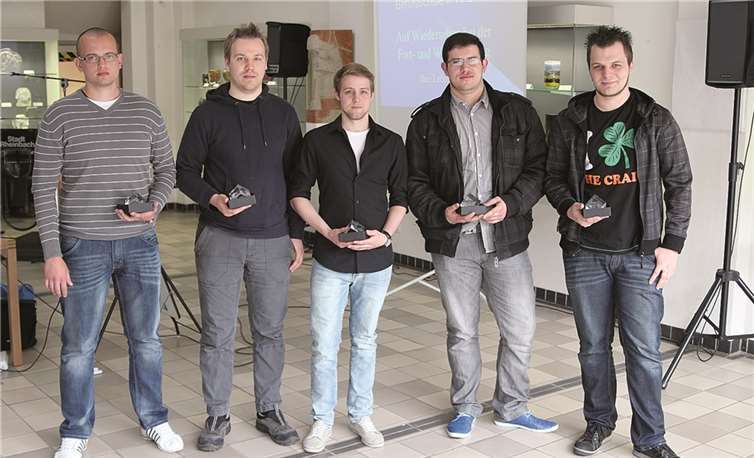 Die Jahrgangsbesten (v.l.) Dimitri Sterk (Verfahrensmechaniker Glastechnik); Maximilian Riedel (Stoffprüfer); Hermann Henkel (Verfahrensmechaniker Glastechnik); Eugen Leikom (Flachglasmechaniker); Nico Heidenreich (Glaser).  Privat