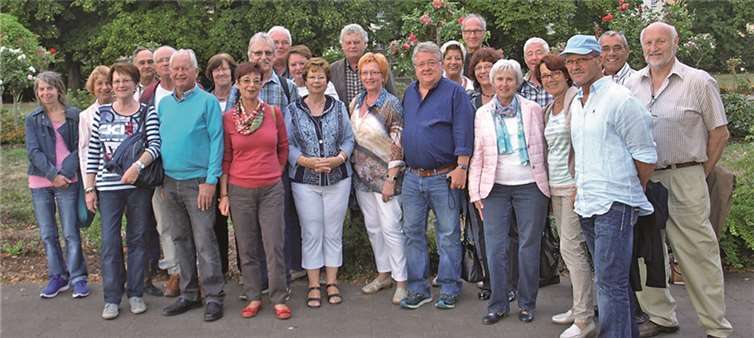 Die Jahrgangsfreunde am Rheinufer in Braubach. privat