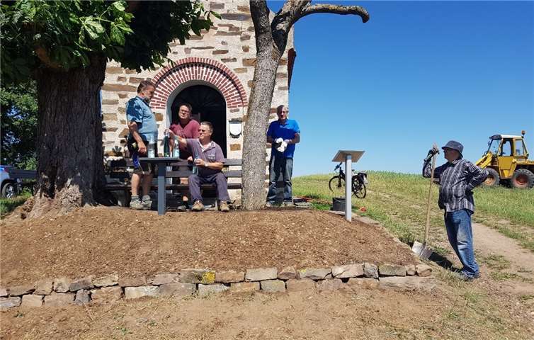 Die Jahrgangsfreunde bei der Arbeit an der Kapelle. Foto: privat
