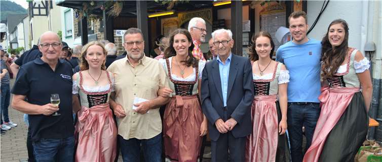 Die Jahrgangsfreunde freuen sich über die Spende der ehemaligen Weinmajestäten. Foto: privat