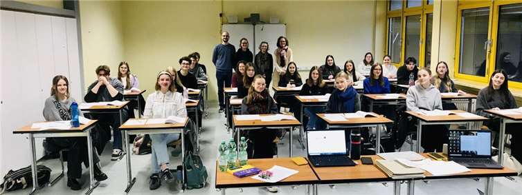 Die Jahrgangsstufe 12 des Megina Gymnasium Mayen.  Foto: Anke Turco